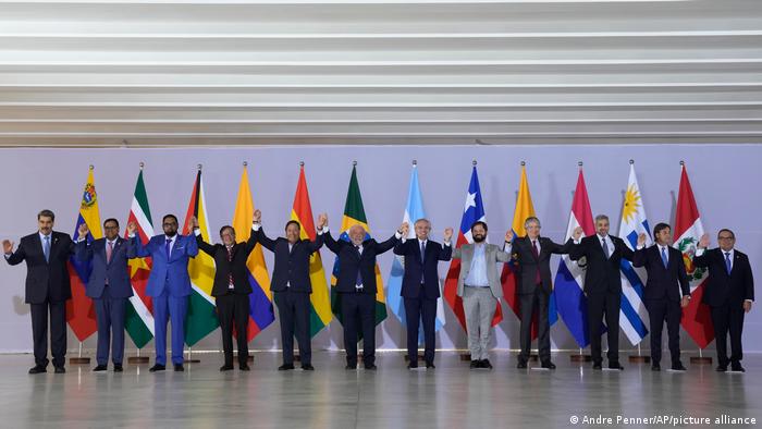 Onze líderes da América Latina se reuniram, em 2023, para uma cúpula, tendo como anfitrião o presidente brasileiro Luiz Inácio Lula da Silva