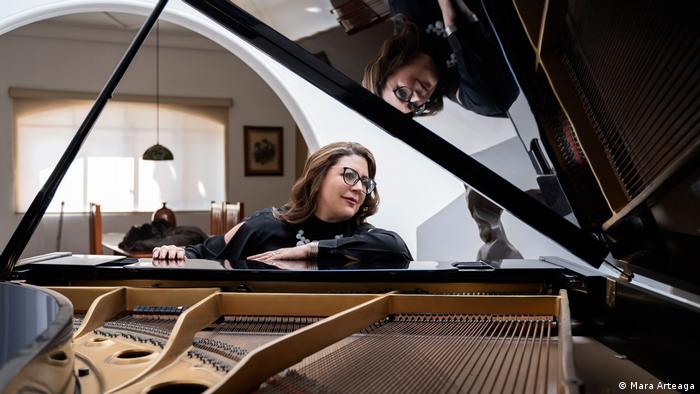 La compositora Gabriela Ortiz, tras un piano de cola.