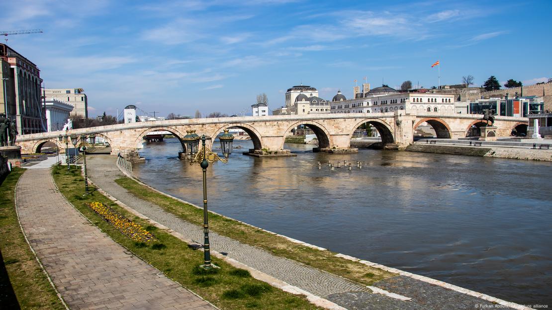 Поглед на Камениот мост на реката Вардар во Скопје Поглед на Камениот мост на реката Вардар во Скопје