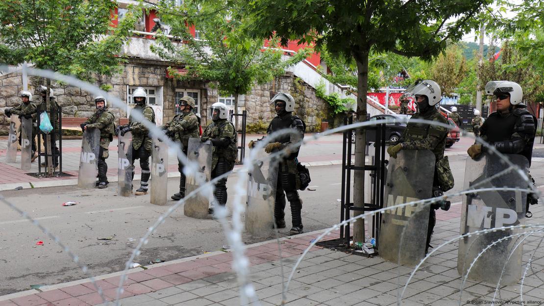 Protesta të serbëve të Kosovës kundër fillimit të punës të kryetarëve shqiptarë të komunave, maj 2023 - KFOR para komunës së Zveçanit - tel me gjemba dhe ushtarë të armatosur