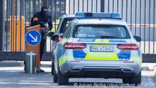 31/05/2023**Ein Polizist spricht mit dem Fahrer eines PKW vor dem Tor zur Dienststelle des Bundesgerichtshof in der Rintheimer Querallee. Nach einer Razzia gegen mutmaßliche IS-Unterstützer in mehreren Bundesländern werden die Beschuldigten am Bundesgerichtshof in Karlsruhe vorgeführt. +++ dpa-Bildfunk +++