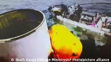 31.05.2023****This photo provided by South Korea's Defense Ministry, shows an object, left, salvaged by South Korea's military that is presumed to be part of the North Korean space-launch vehicle that crashed into sea following a launch failure in waters off Eocheongdo island, South Korea Wednesday, May 31, 2023. (South Korea Defense Ministry via AP)