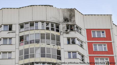 Un edificio de apartamentos en Moscú supuestamente dañado por un dron ucraniano.