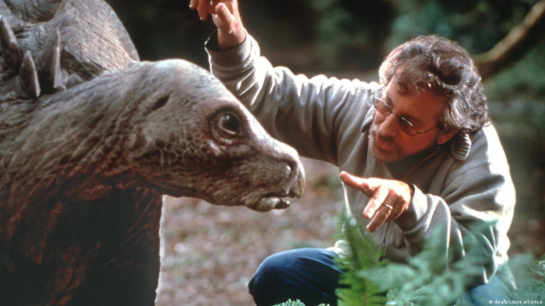 Spielberg interage com um dos dinossauros da franquia