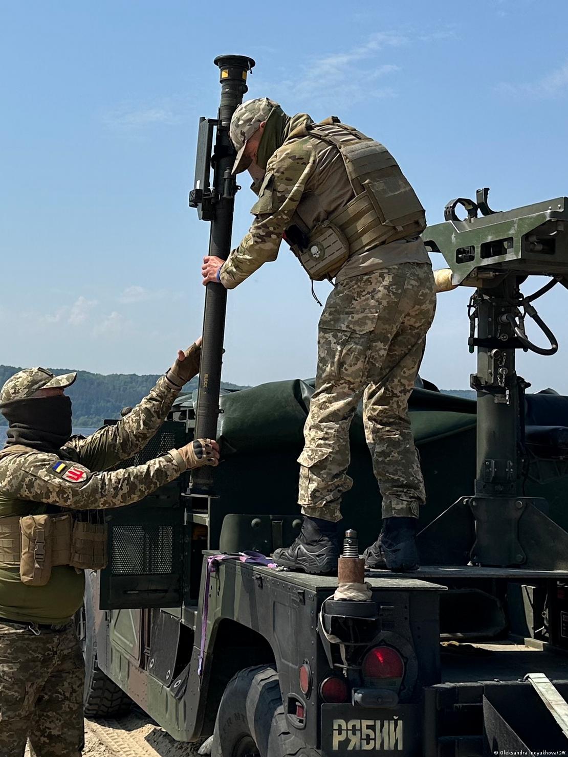 Soldados preparam munição para sistema de defesa antiaérea portátil Dual Mont Stinger 