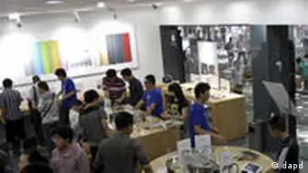 In this photo taken Thursday, July 21, 2011, customers browses products at a shop masquerading as a bona fide Apple store in downtown Kunming in southwest China's Yunnan province. China, long known for producing counterfeit consumer gadgets, software and brand name clothing, has reached a new piracy milestone, fake Apple stores. (Foto:AP/dapd) CHINA OUT