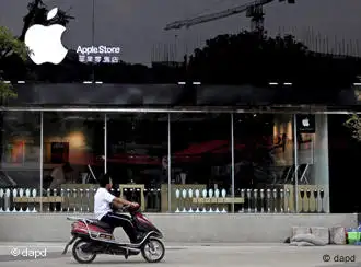 In this photo taken Thursday, July 21, 2011, a motorcyclist passes by a shop masquerading as a bona fide Apple store in downtown Kunming in southwest China's Yunnan province. China, long known for producing counterfeit consumer gadgets, software and brand name clothing, has reached a new piracy milestone, fake Apple stores. (Foto:AP/dapd) CHINA OUT