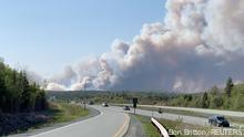 28.05.2023+++ Large plumes of smoke rise from a wildfire raging in the Upper Tantallon area, as seen from Hubley, Nova Scotia, Canada May 28, 2023 in this screen grab obtained from a social media video. Ben Britton/via REUTERS THIS IMAGE HAS BEEN SUPPLIED BY A THIRD PARTY. MANDATORY CREDIT. NO RESALES. NO ARCHIVES.