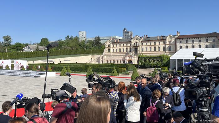 Journalistinnen und Journalisten warten auf die Teilnehmenden des Europa-Gipfels im Mimi Castel in Moldau