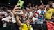ياسين بونو خلال احتفاله مع جمهور إشبيلية بلقب الدوري الأوروبي على حساب روما ياسين بونو خلال احتفاله مع جمهور إشبيلية بلقب الدوري الأوروبي على حساب روما