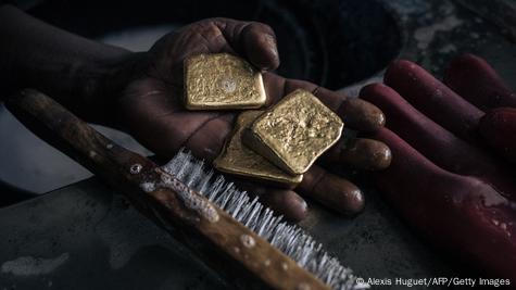 Un homme avec de l'or dans ses mains Un homme avec de l'or dans ses mains