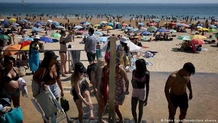 Una playa repleta de personas en Lisboa, Portugal.