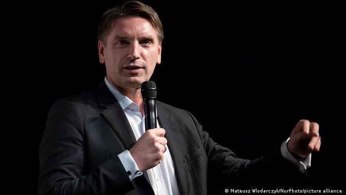 Der liberale polnische Journalist Tomasz Lis auf einem Foto von 2019 mit einem Mikrofon in der rechten Hand