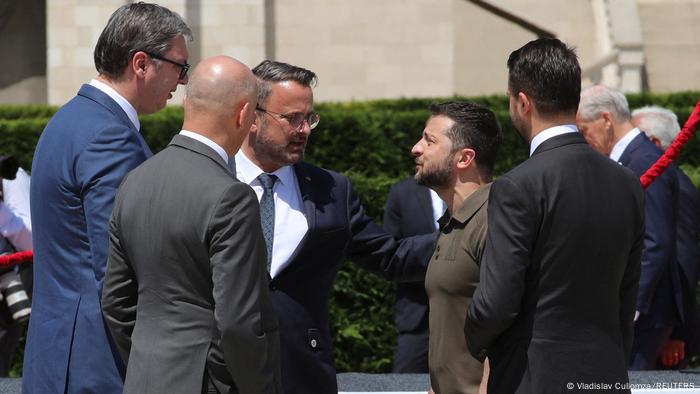 Beim Europagipfel in Moldau steht der ukrainische Präsident Wolodymyr Selenskyj im Gespräch unter anderem mit dem serbischen Präsidenten Aleksandar Vucic und Luxemburgs Premierminister Xavier Bettel zusammen