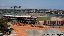 Luftaufnahme des Legon Stadions an der Universität von Ghana in Accra. Die Haupttribühne befindet sich im April 2023 zum Zeitpunkt der Aufnahme noch im Rohbau. 