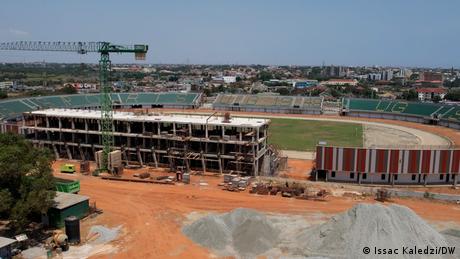Luftaufnahme des Legon Stadions an der Universität von Ghana in Accra. Die Haupttribühne befindet sich im April 2023 zum Zeitpunkt der Aufnahme noch im Rohbau. 