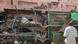 Una casa con impactos de balas en Jartum, delante unos puestos de tienda destrozados. Una casa con impactos de balas en Jartum, delante unos puestos de tienda destrozados.
