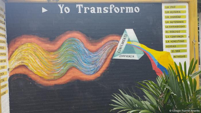 Mural en colegio colombiano Puente Amarillo