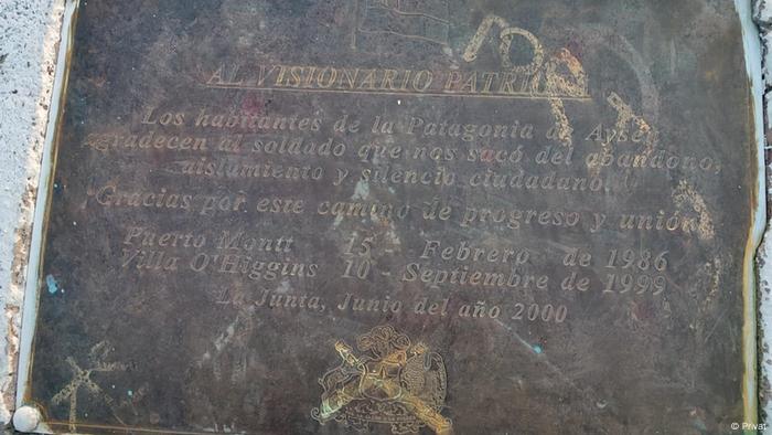 Placa en la Patagonia chilena que agradece al visionario patriota. Placa en la Patagonia chilena que agradece al visionario patriota.