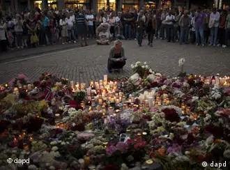 People gather during a candle light vigil to pay tribute to victims of the twin attacks near the Domkirke church on Friday, in central Oslo, Norway, Saturday, July 23, 2011. A massive bombing Friday in the heart of Oslo was followed by a horrific shooting spree on an island hosting a youth retreat for the prime minister's center-left party. The same man, a Norwegian with reported Christian fundamentalist, anti-Muslim views, was suspected in both attacks. (Foto:Emilio Morenatti/AP/dapd)