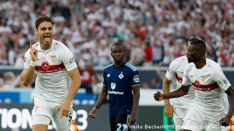 Stuttgarts Torschütze Konstantinos Mavropanos jubelt nach seinem Treffer, Hamburgs Jean-Luc Dompé schaut enttäuscht zu