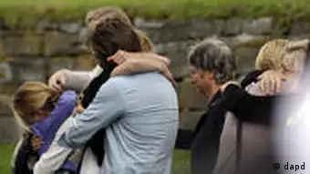People mourn after a memorial service in Norderhov, Norway, Sunday, July 24, 2011. A Norwegian dressed as a police officer gunned down at least 84 people at an island youth retreat on Friday before being arrested. Investigators are still searching the surrounding waters, where people fled the attack. The same man is believed responsible for an explosion in nearby Oslo that killed seven. (Foto:Frank Augstein/AP/dapd)