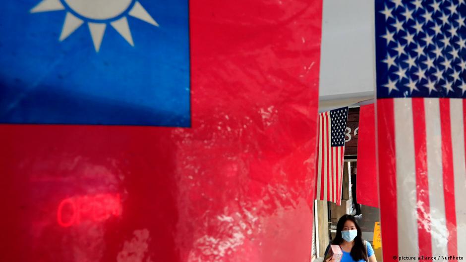 隨著大選的到來，美中台三方的互動變得更為複雜。圖為2021年8月，一位台灣民眾路過台北一家懸掛台美國旗的餐廳前（資料照）。