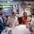 المستشار الألماني أولاف شولتس يتحدث مع مختصين شباب في مقهى ماتي بالهند 
