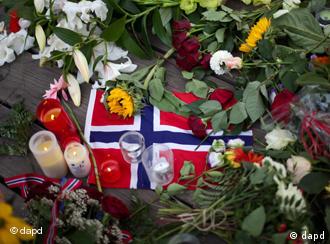 Blumenkränze, Kerzen und eine Flagge Norwegens (Foto: dapd)