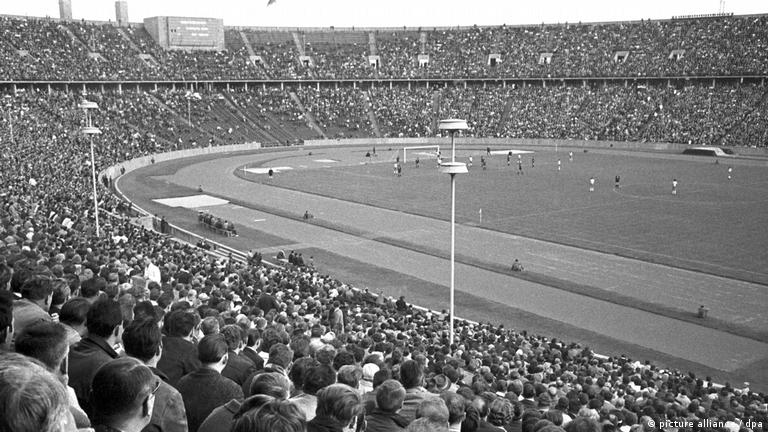 Olimpijski stadion u Berlinu, utakmica Hertha BSC Berlin - 1. FC Nürnberg (1:1), odigrana 24.8.1963.