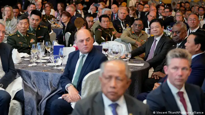 香格里拉对话欢迎晚宴贵宾桌，美国防长奥斯汀（右）坐在新加坡副总理黄循财（右二）旁，同桌的还有中国防长李尚福（左）