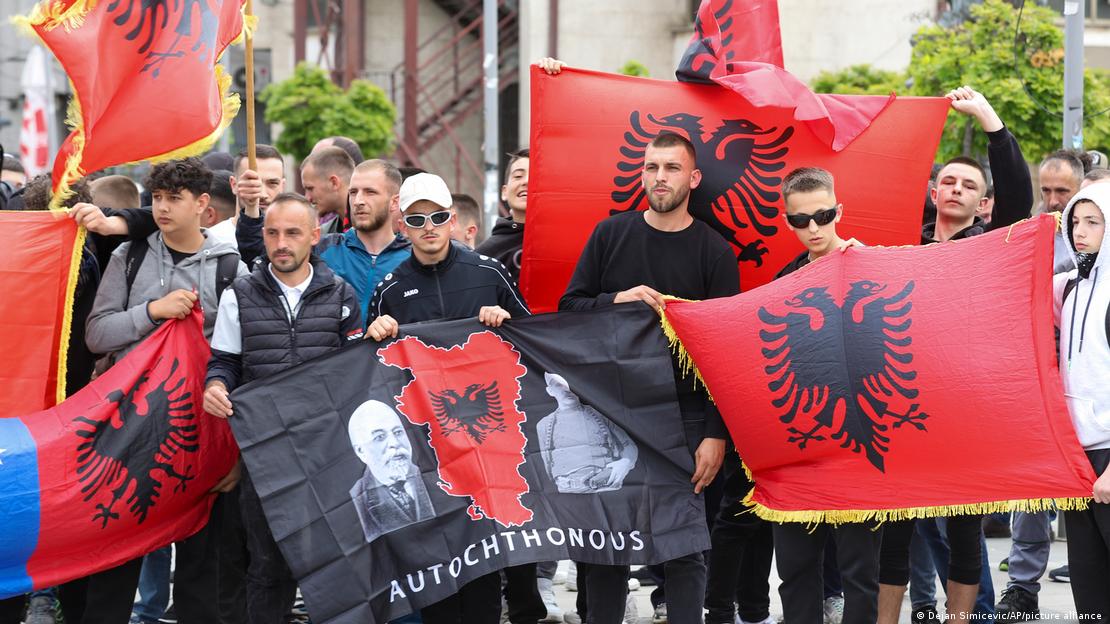 Eтнически албанци протестират в Митровица, Косово (1.6.23)
