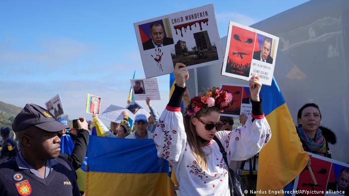 Ukrainer mit Protestplakaten