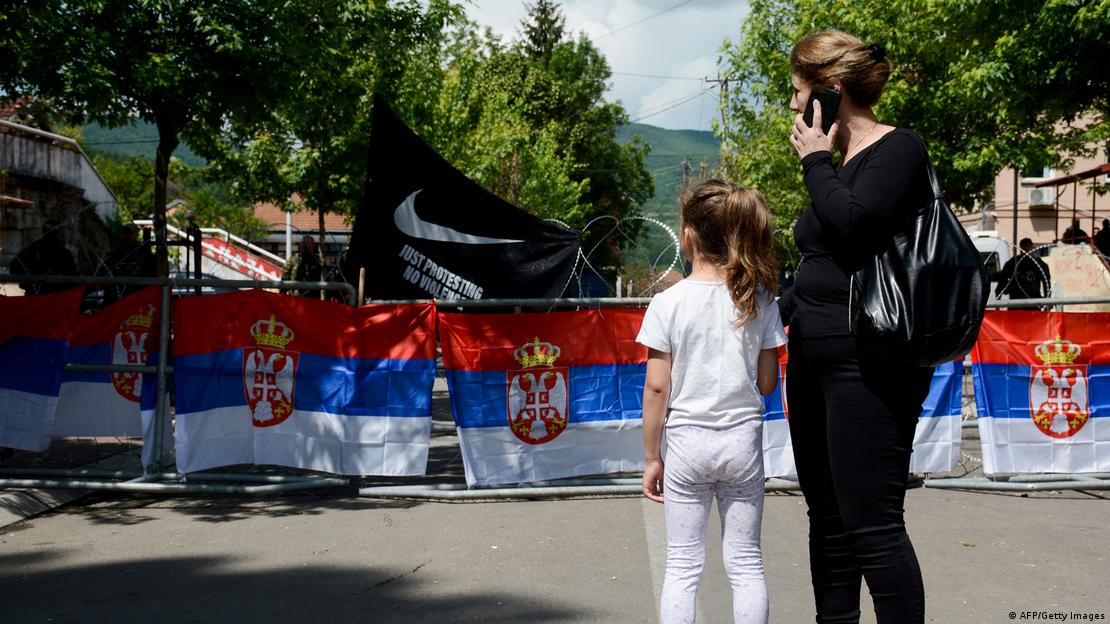 Një nënë serbe me vajzën në Zveçan