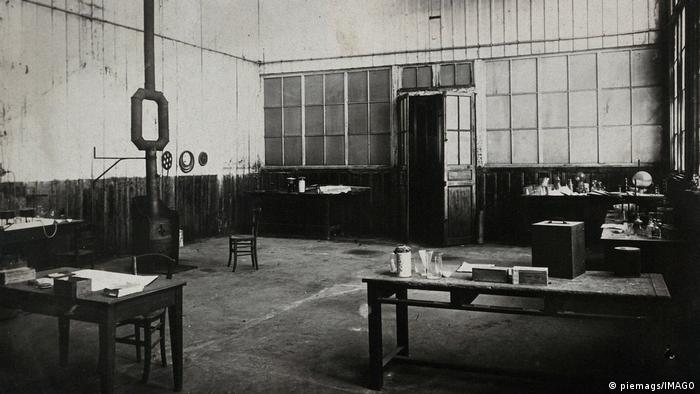 Los laboratorios de Marie y Pierre Curie, París: sala donde se realizaron los experimentos con el mineral de uranio. Fotografía, hacia 1900.