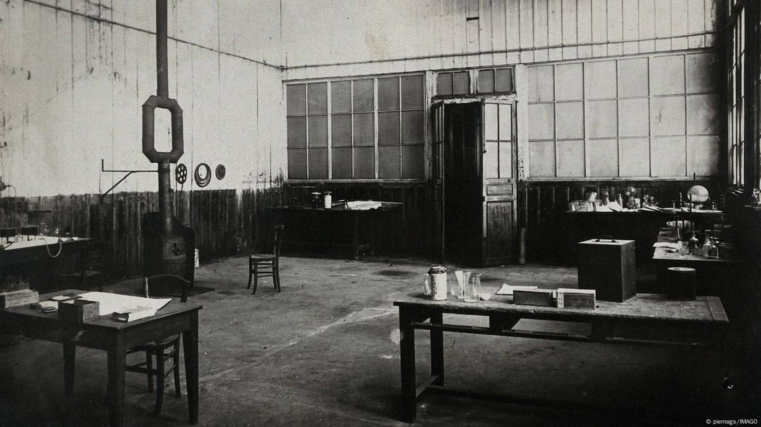 Los laboratorios de Marie y Pierre Curie, París: sala donde se realizaron los experimentos con el mineral de uranio. Fotografía, hacia 1900. Los laboratorios de Marie y Pierre Curie, París: sala donde se realizaron los experimentos con el mineral de uranio. Fotografía, hacia 1900.
