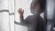 Un niño detrás de una tela opaca. Un niño detrás de una tela opaca.