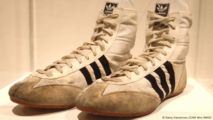Vista de las zapatillas altas Adidas que llevaba Freddie Mercury.