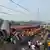 Trens retorcidos após acidente ferroviário com equipes de resgate no local