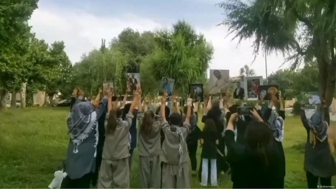 Iran Kudische Frauen gedenken der 59 jungen Gefangenen, die 1983 bei einer Massenhinrichtung im Gefängnis von Mahabad getötet wurden