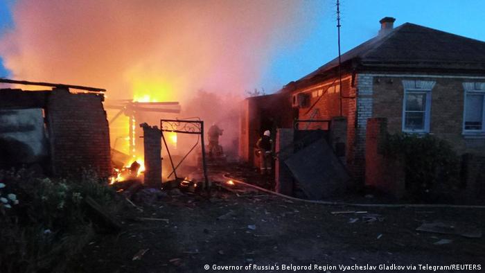 Ukraine Krieg | Von Gouverneur Gladkow veröffentlichtes Foto eines brennenden Gebäudes nach einem angeblichen ukrainischen Beschuss der Region Belgorod (02.06.2023)