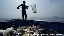 Dieses bisher unveröffentlichte Foto vom 02.11.22 zeigt einen Mitarbeiter der dänischen Firma ReSea Project, der in Indonesien Plastikmüll sammelt. Eine Gruppe von Weintrinker in Großbritannien hat dazu beigetragen, das Äquivalent von 10 Millionen Plastikflaschen aus einem der am stärksten verschmutzten Meere der Welt zu entfernen. +++ dpa-Bildfunk +++