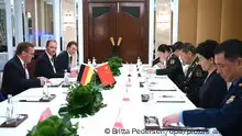 03/06/2023 *** Boris Pistorius (l, SPD), Bundesminister der Verteidigung, trifft sich mit dem Chinesischen Verteidigungsminister General Li Shangfu (3.v.r). Der Minister nimmt am asiatischem Sicherheitsforum „Shangri La Dialogue“ teil.