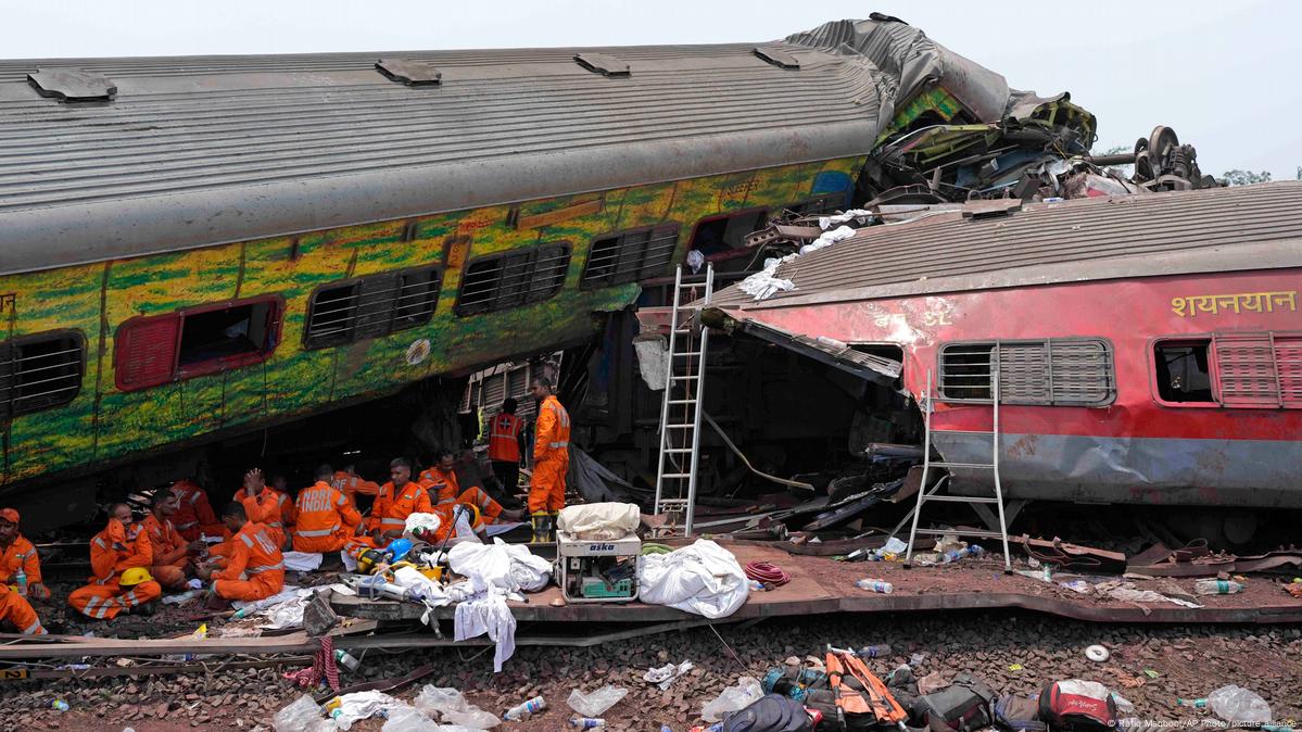 In pictures India's devastating train crash DW 06/04/2023