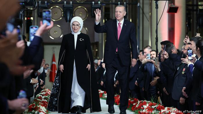 Recep Tayyip Erdogan und seine Ehefrau Emine begrüßen geladene Gäste im Präsidentenpalast 