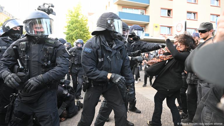 Germany: Police break up banned far-left protest in Leipzig – DW – 06 ...