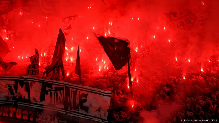 Fans von Eintracht Frankfurt mit Fackeln auf der Tribüne