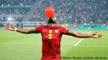 Deutschland, Berlin, 03.06.2023, Fussball, DFB-Pokal, Finale, RB Leipzig - Eintracht Frankfurt: Christopher Nkunku (RB Leipzig); Jubel Tor 1:0 Nkunku mit Luftballon. Foto: Robin Rudel