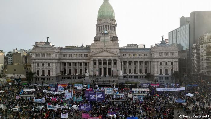 Foto aérea de manifestantes frente al Parlamento argentino.