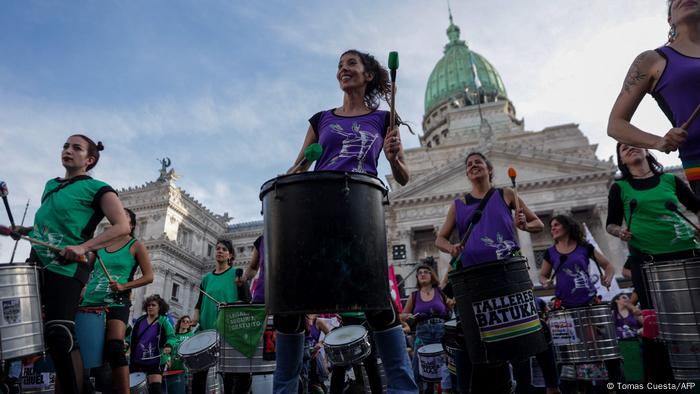 Foto de mujeres participando en la marcha Ni una menos frente al Parlamento Argentino.